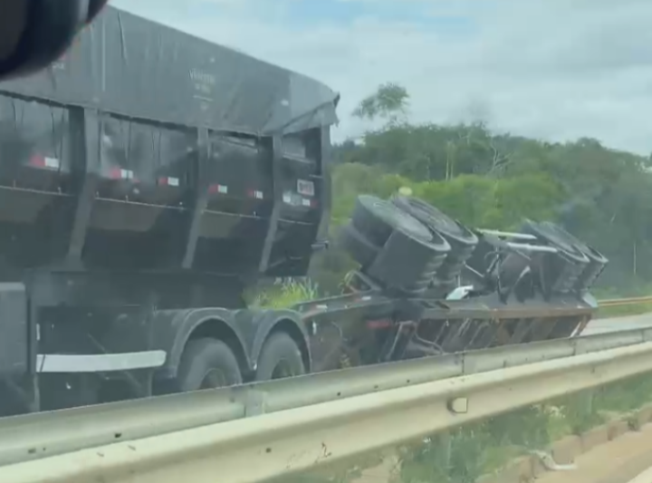 Acidente com Caminhão Causa Interdição na Rodovia Raposo Tavares em Angatuba