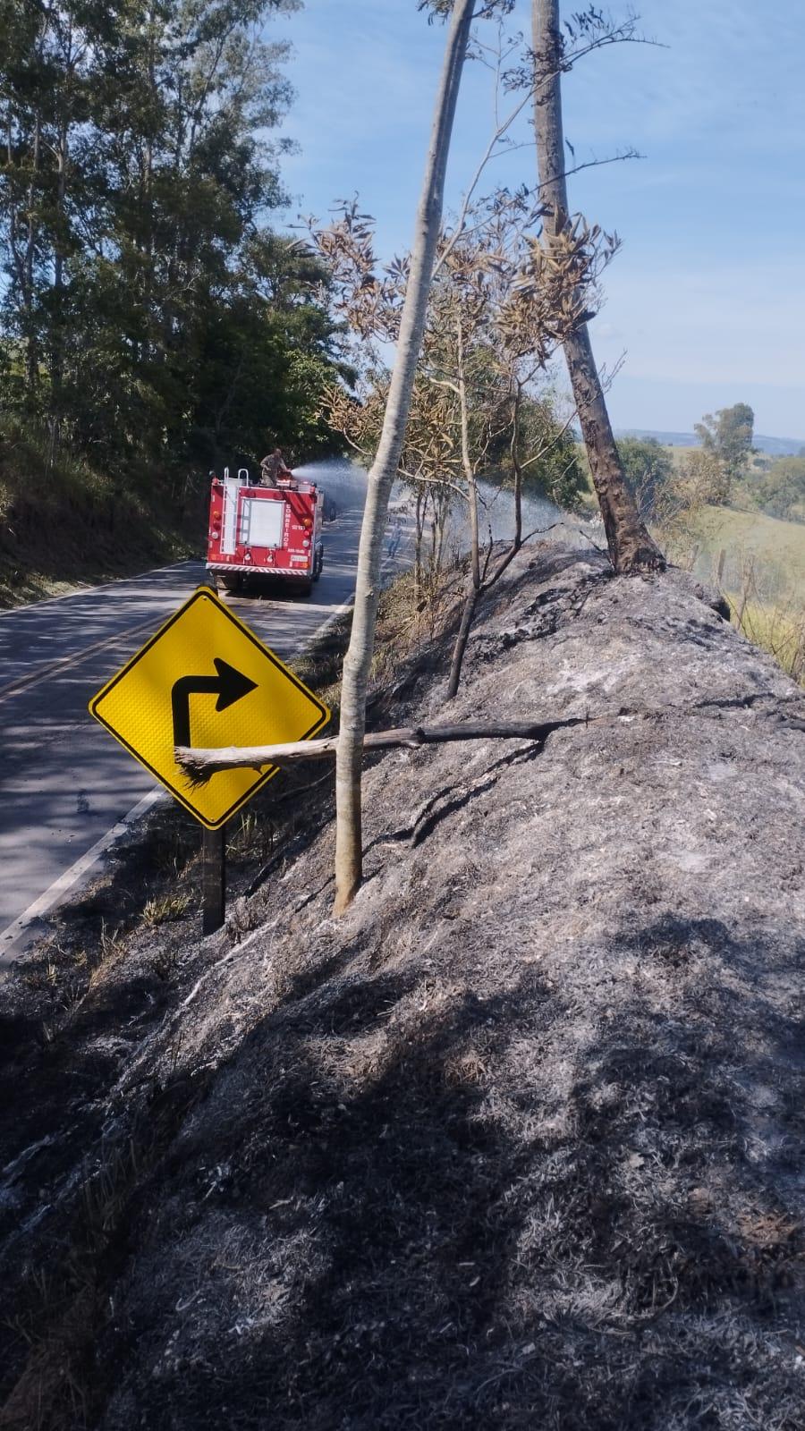 Corpo de Bombeiros controla fogo em rodovia de Angatuba