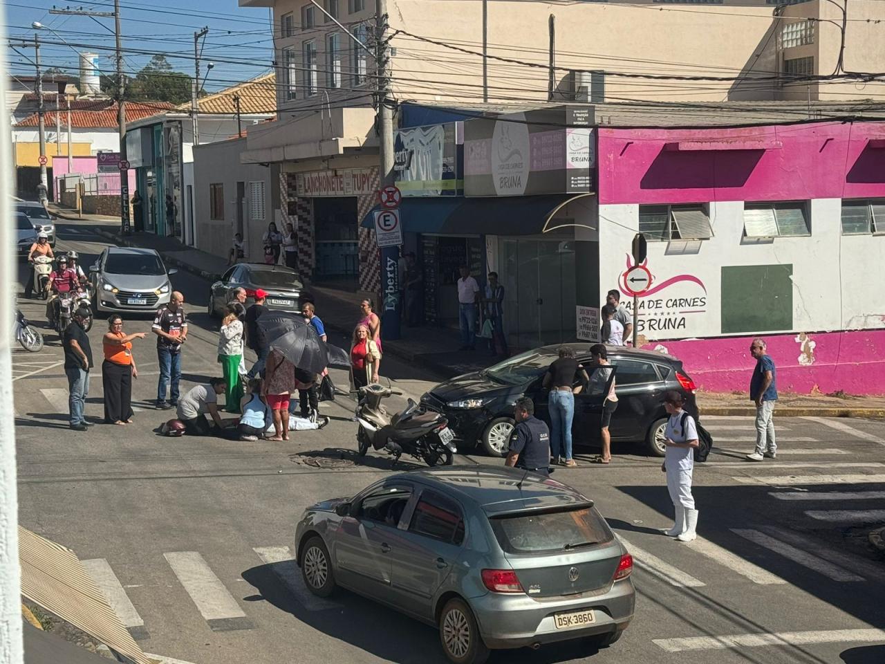 Acidente entre carro e moto deixa motociclista ferida em Angatuba