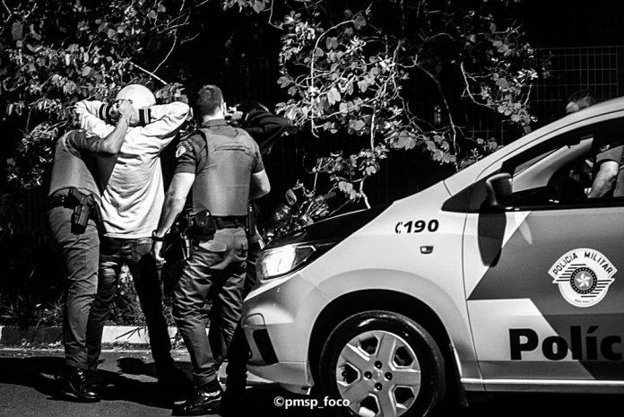 Homem com mandado de prisão por furto é preso com drogas em Angatuba