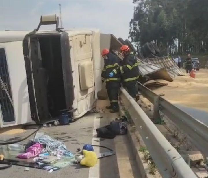 Carreta tomba na Rodovia Raposo Tavares em Angatuba e mulher é vítima fatal