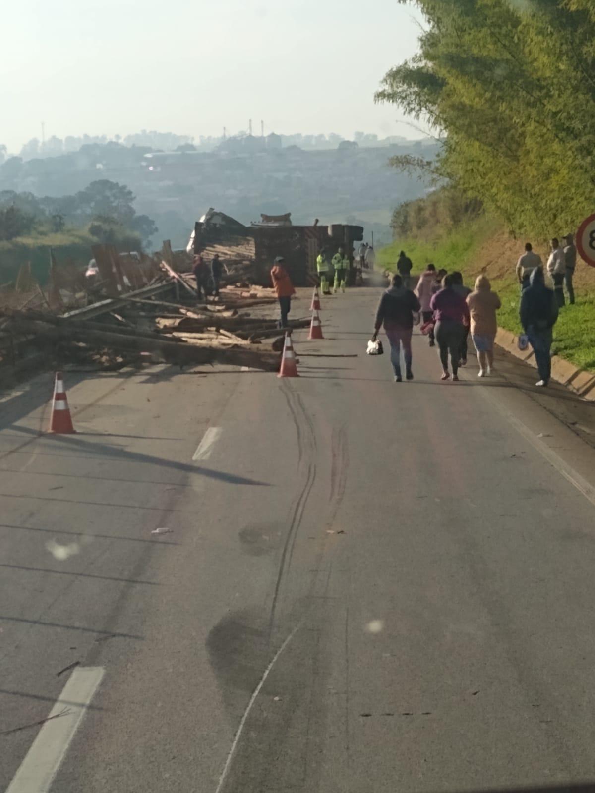 Rodovia é interditada após carreta de madeira tombar em Angatuba