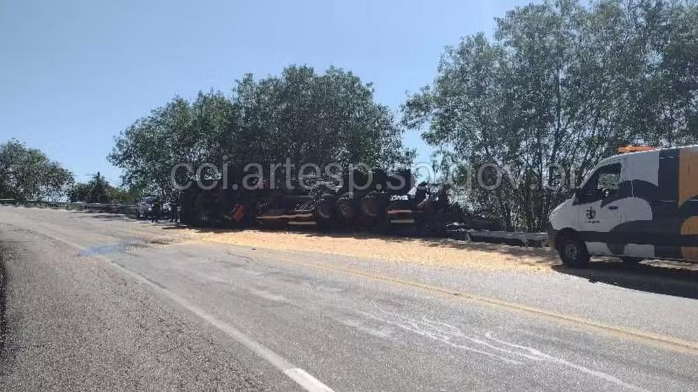 Carreta com 30 Toneladas de Milho Tomba na Rodovia Marechal Rondon