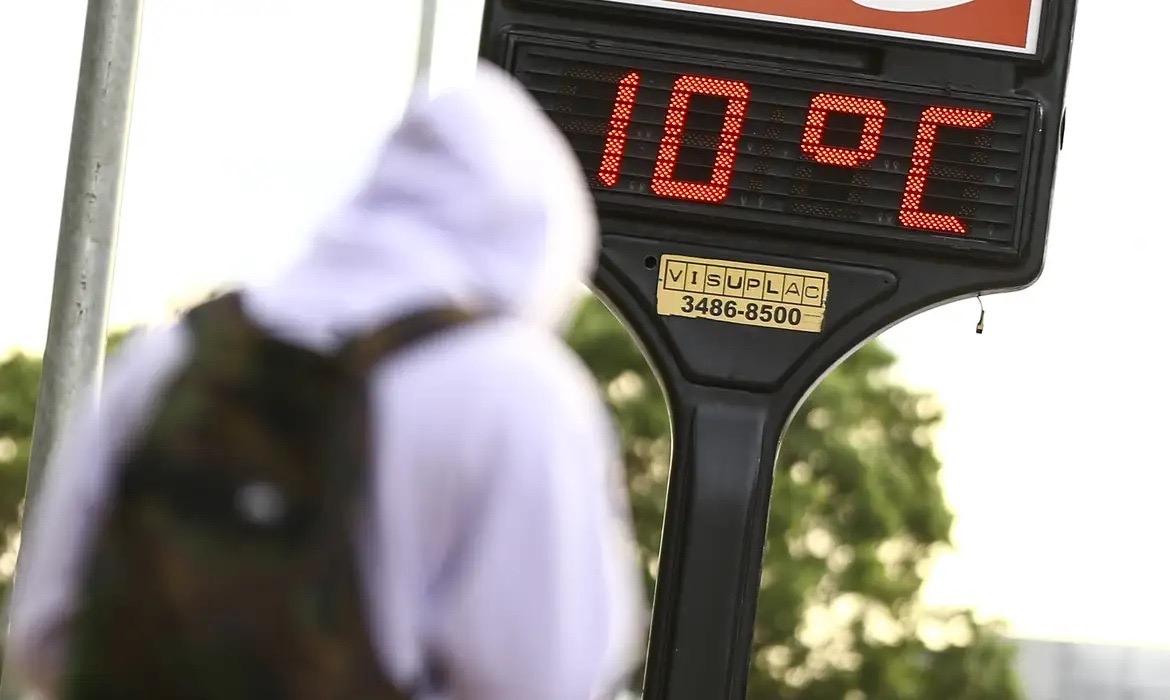 Frente fria promete alívio após onda de calor em diversos estados brasileiros
