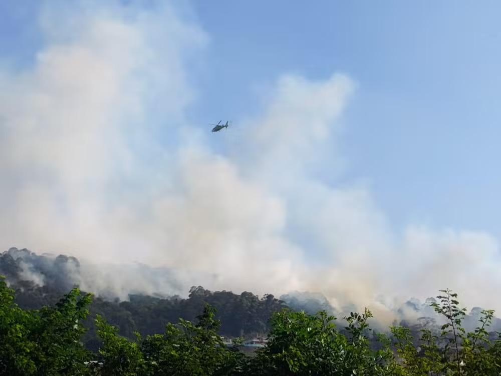 Incêndio em Mata Próxima à Fábrica da CBA em Alumínio Persiste por Quatro Dias
