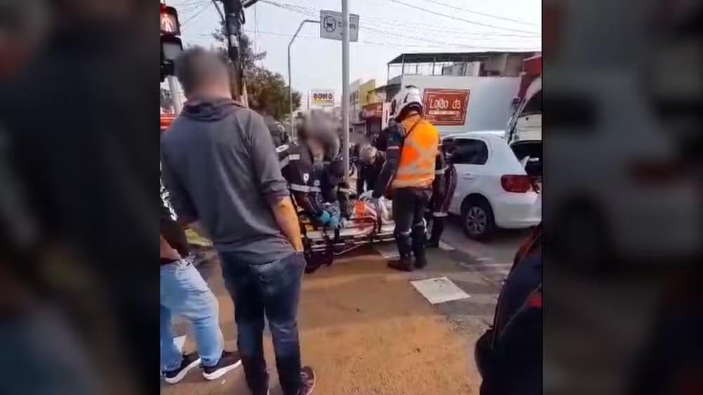 Acidente entre carro e moto deixa dois feridos na Avenida Itavuvu, em Sorocaba
