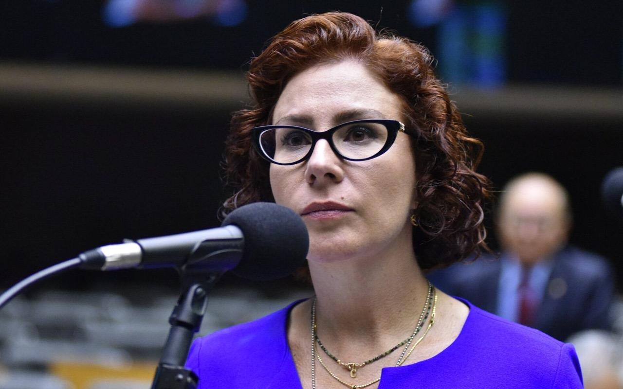 Carla Zambelli faltou a depoimento no STF e está hospitalizada