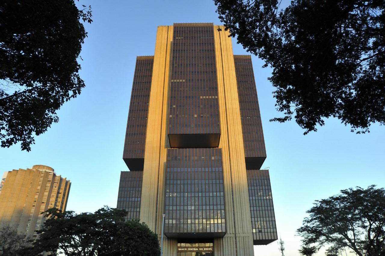 Copom avalia elevação da Selic em meio à incertezas econômicas