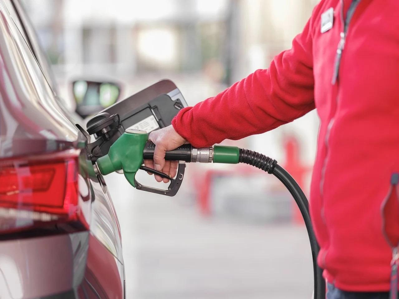 Gasolina no Brasil mantém alta de 5% mesmo com queda do petróleo internacional