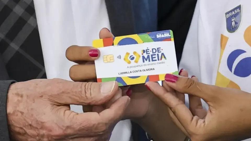 Pé-de-Meia: programa do governo federal incentiva permanência escolar com apoio financeiro