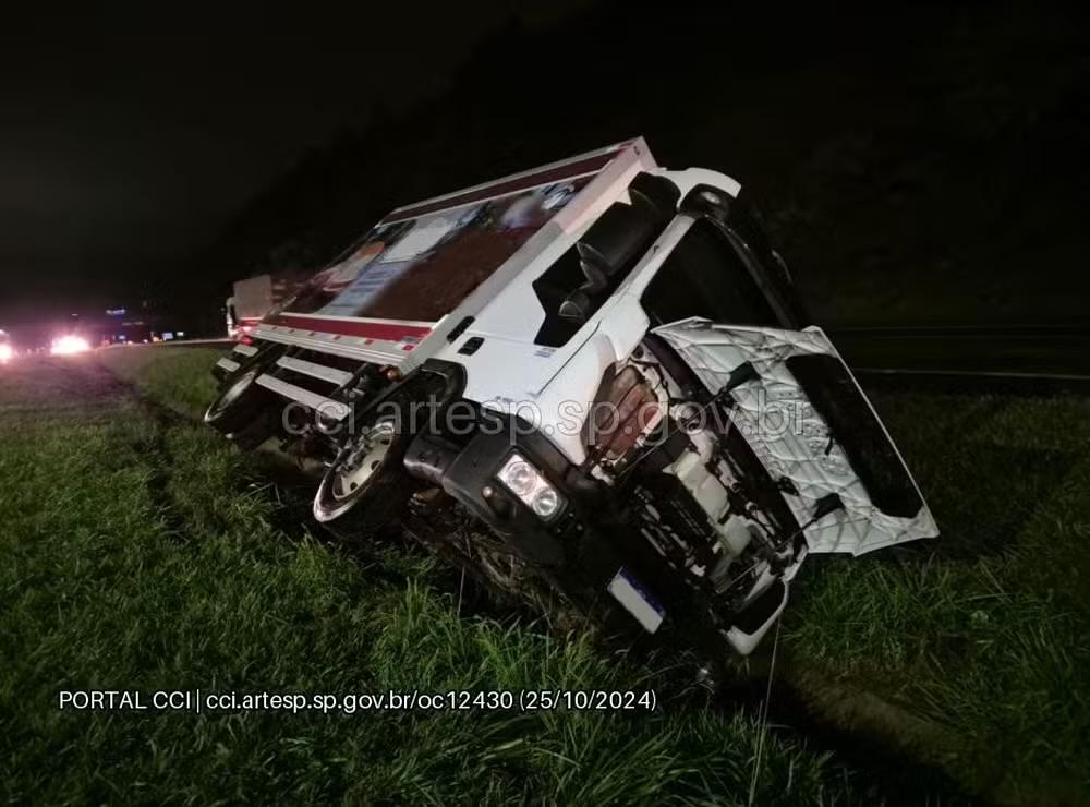 Acidentes envolvendo caminhão e carreta interrompem tráfego em rodovias de São Roque