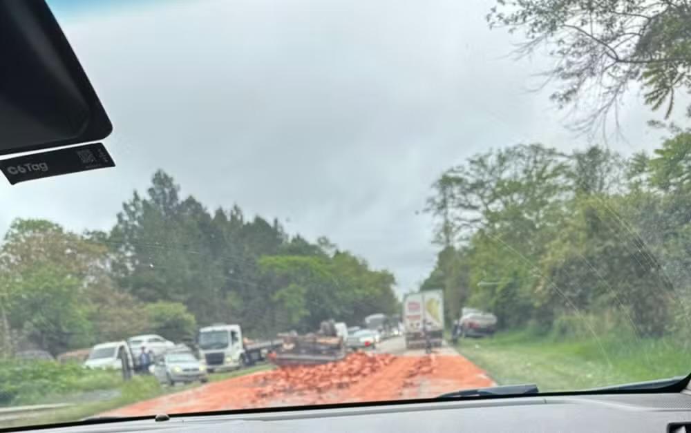 Caminhão tombado interditou a Rodovia Padre Guilherme Hovel em Piedade