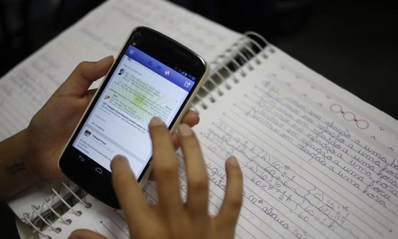MEC propõe projeto de lei para proibir uso de celulares nas escolas