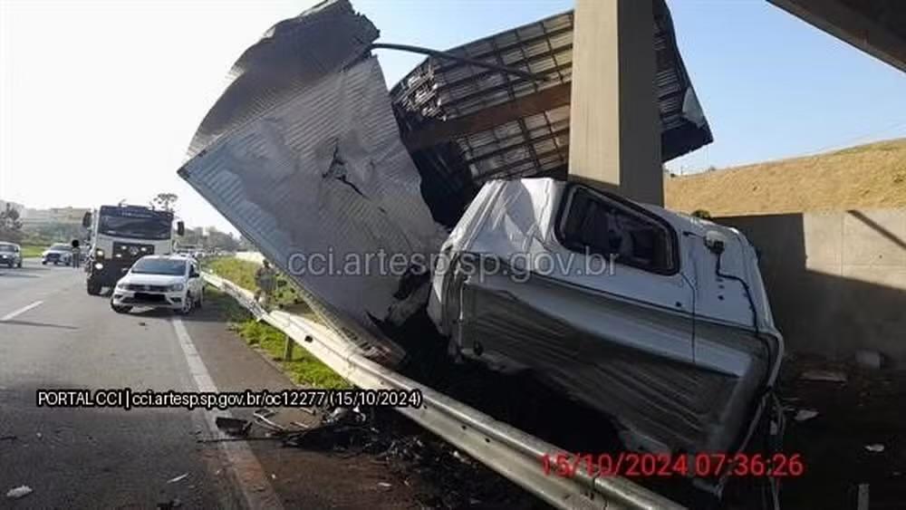 Motorista morre após carreta colidir com pilar de viaduto na Rodovia Castello Branco