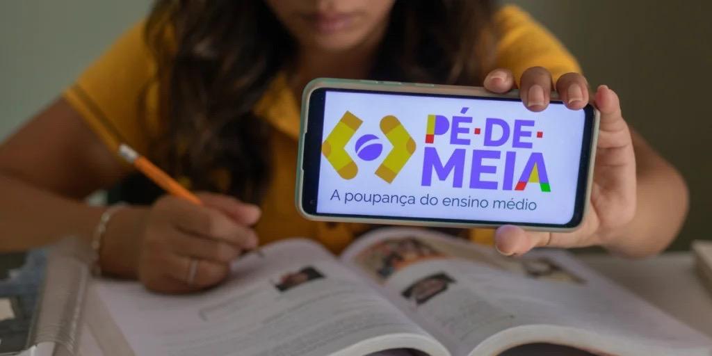 Pé-de-Meia: Programa de apoio financeiro e educacional incentiva permanência escolar no ensino médio