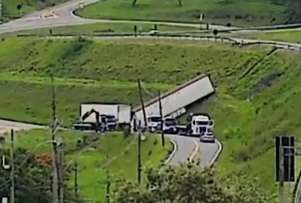 Carreta despenca de ribanceira na Rodovia Dom Pedro em Itatiba e deixa duas pessoas feridas