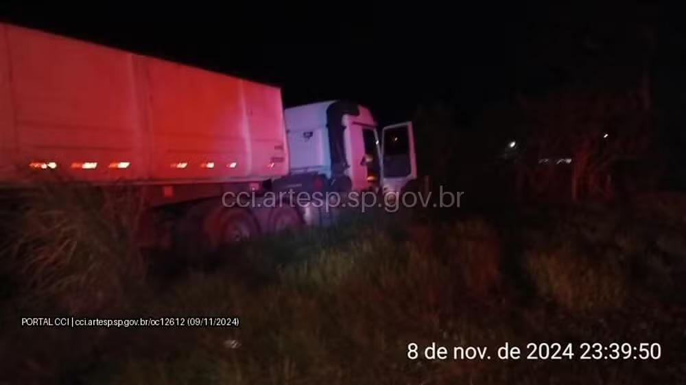 Colisão entre carro e carreta deixa quatro feridos graves na Rodovia Francisco Alves Negrão