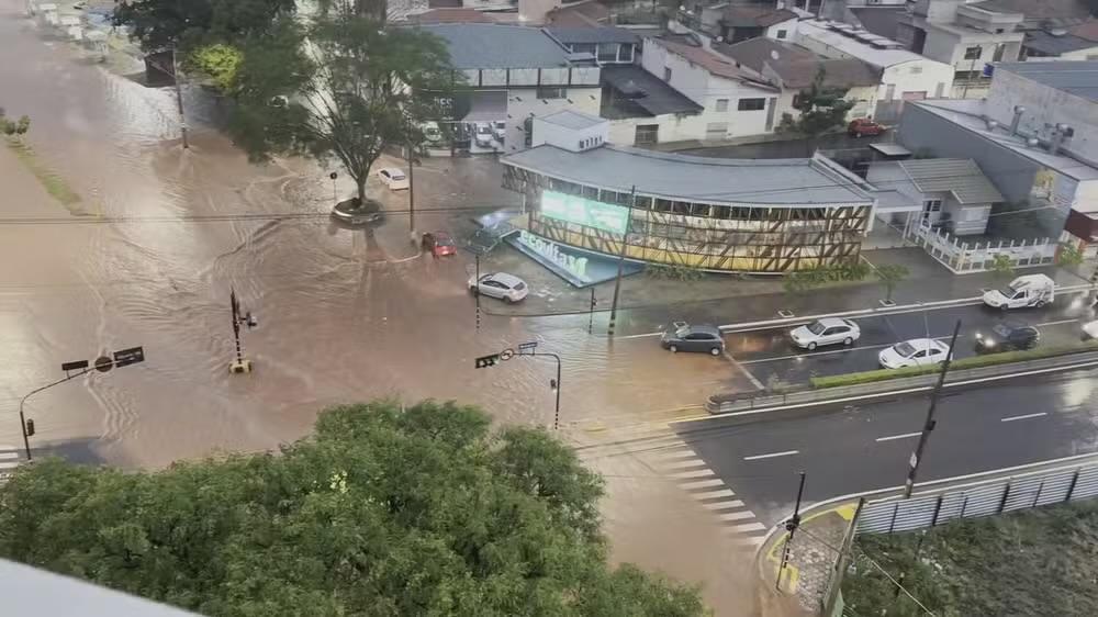 Governo de SP emite alerta para fortes chuvas e instala gabinete de crise