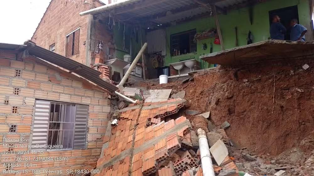 Idosa morre após ser atingida por muro que desabou durante temporal em Ribeirão Branco (SP)