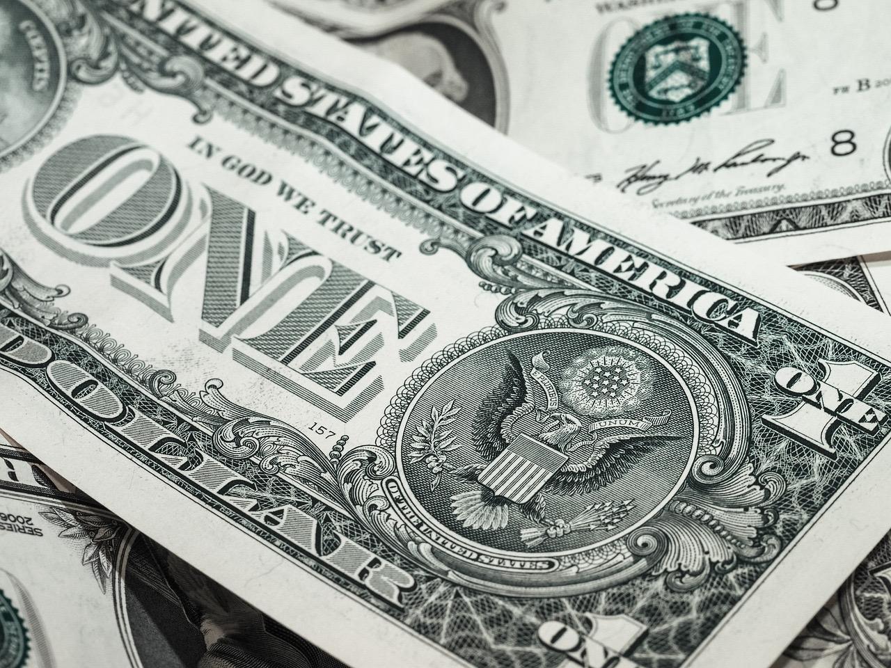 Indefinição sobre corte de gastos pressiona dólar e Ibovespa