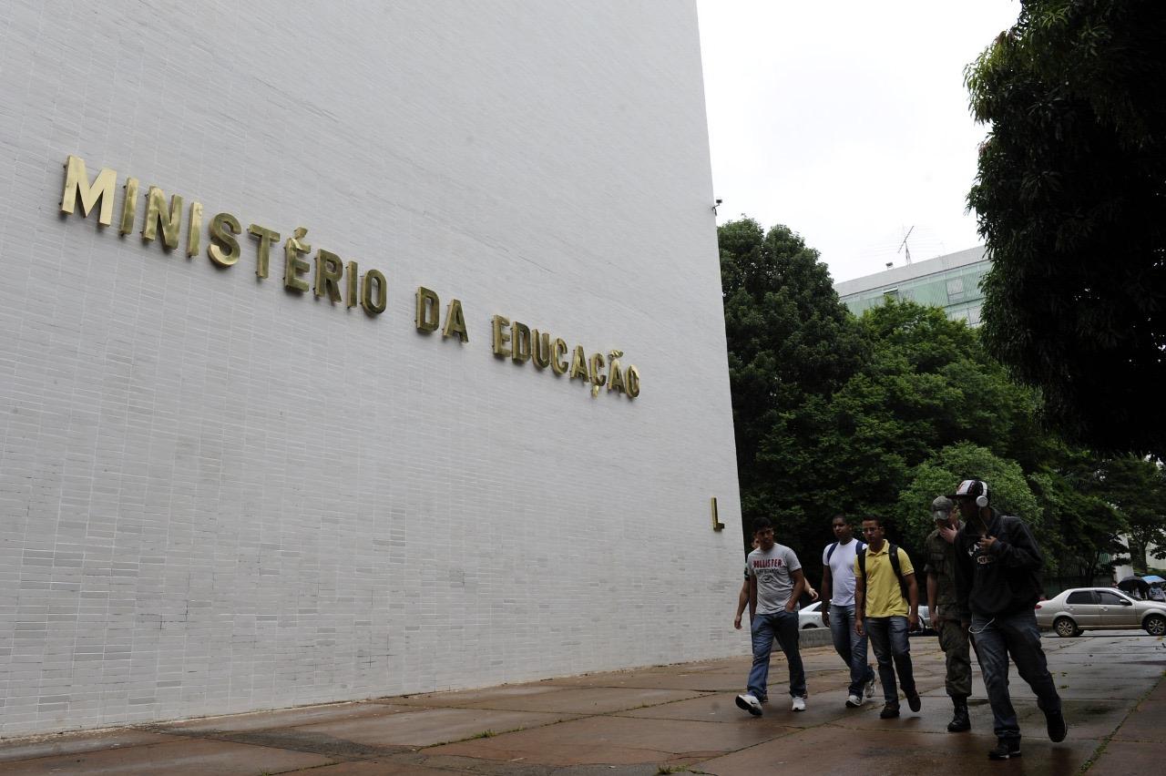 MEC avança na regulamentação do ensino semipresencial no Brasil