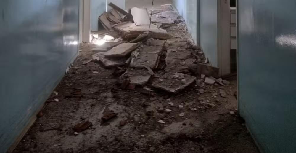 Parte do teto do Hospital Municipal de Conchas desaba e corredor é interditado