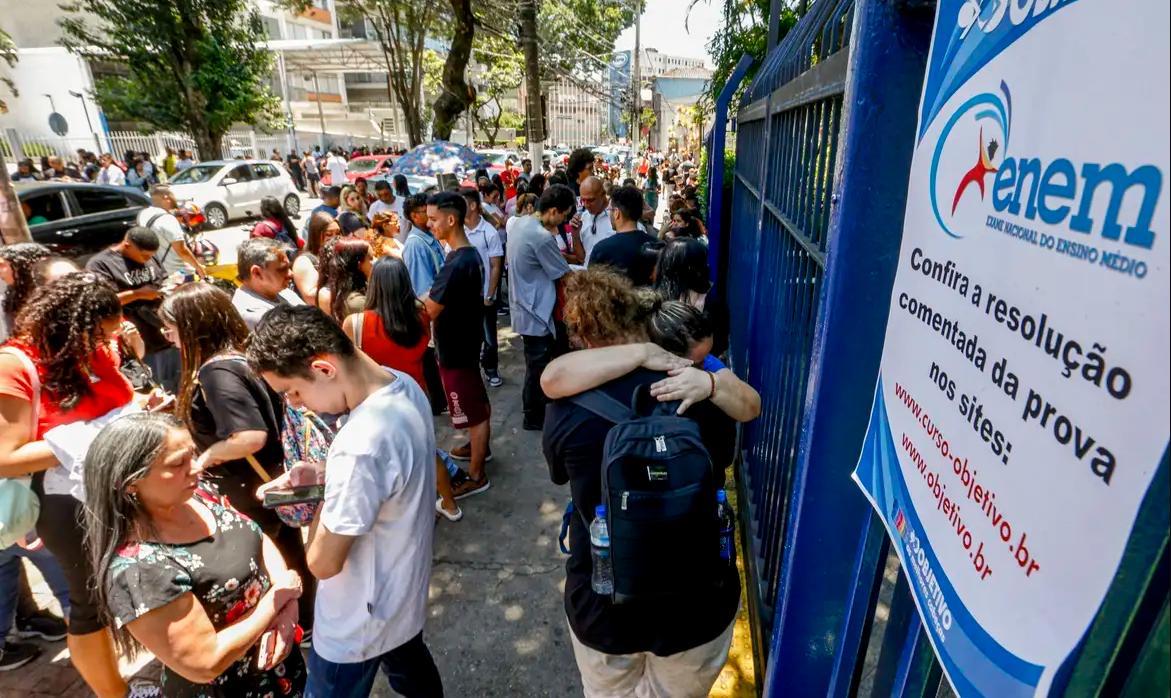 Primeiro dia do Enem 2024 registra queda nas ausências e maior participação