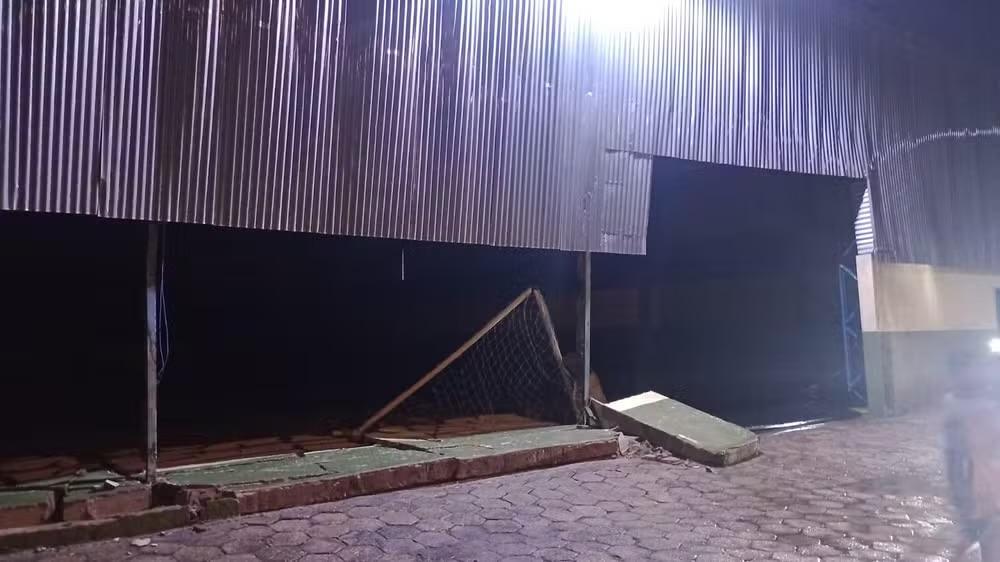Temporal causa danos em Itaberá (SP) e interdita escolas e ginásio de esportes