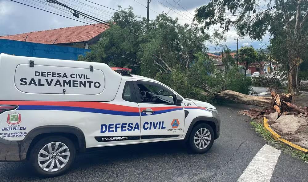 Ventos fortes causam estragos e interdições em Várzea Paulista