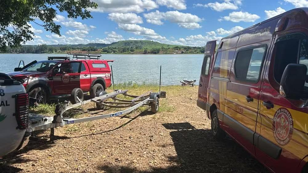 Buscas continuam por dois desaparecidos após barco virar na represa de Chavantes (SP)