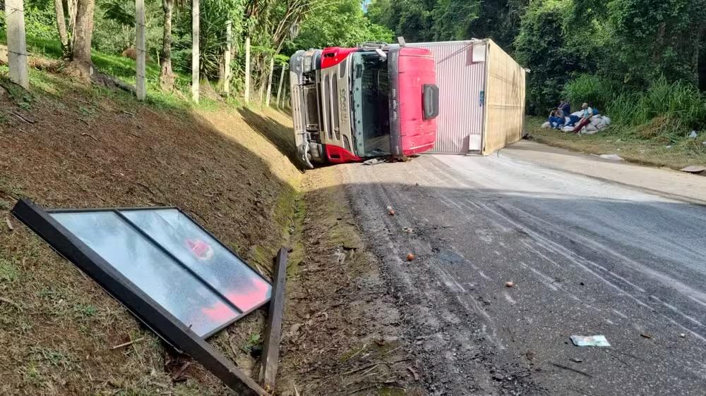 Caminhão Tomba e Bloqueia Estrada do Saboó em São Roque