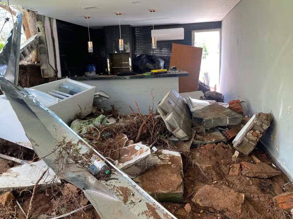 Chuva causa desabamento de muro e deixa família desabrigada em Jundiaí