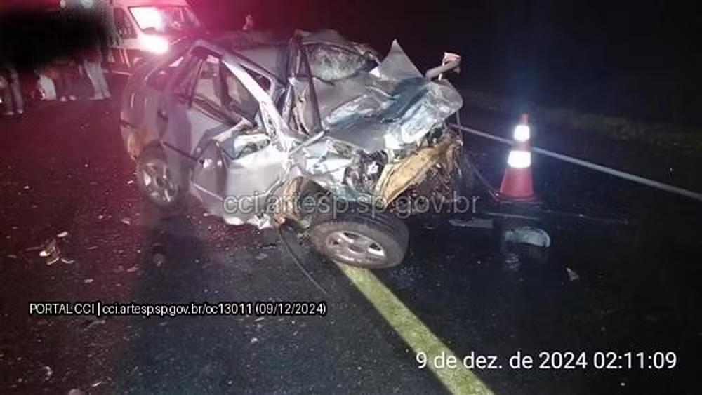 Colisão frontal entre carro e ônibus deixa motorista gravemente ferido em Itapeva