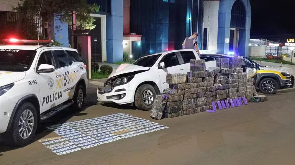 Homem é preso com mais de uma tonelada de maconha e placas falsas em Timburi