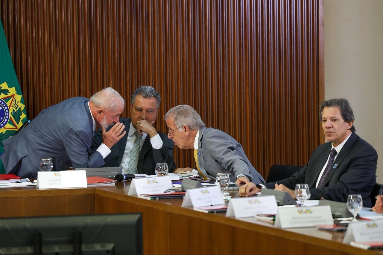 Lula avalia estatais federais em reunião com ministros