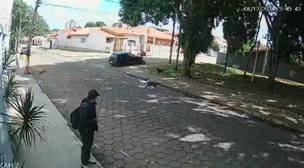 Motorista de aplicativo avança com carro contra motoboy em Avaré