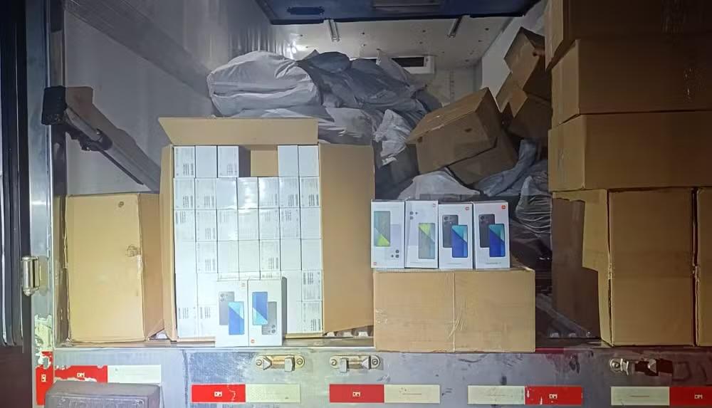 Um homem foi preso na madrugada desta segunda-feira (9), na Rodovia Castello Branco (SP-280), em Sorocaba (SP), após ser flagrado transportando mais de 2,2 mil celulares sem nota f