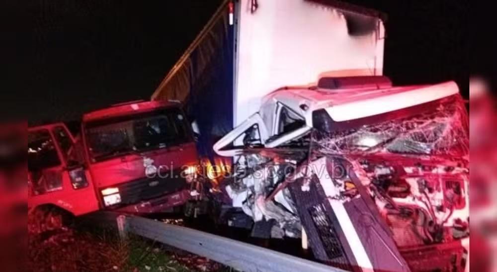Acidente entre caminhões deixa motorista ferido e interdita trecho da Anhanguera