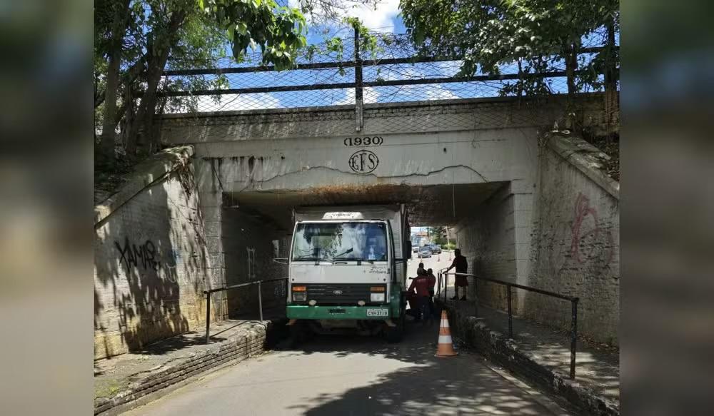 Caminhão fica preso em pontilhão e bloqueia trânsito em Itapetininga