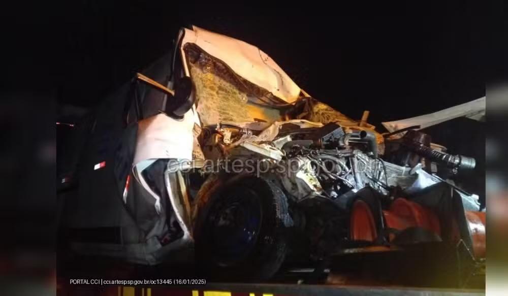 Motorista de utilitário bate na traseira de caminhão na Rodovia Castello Branco em Cesário Lange