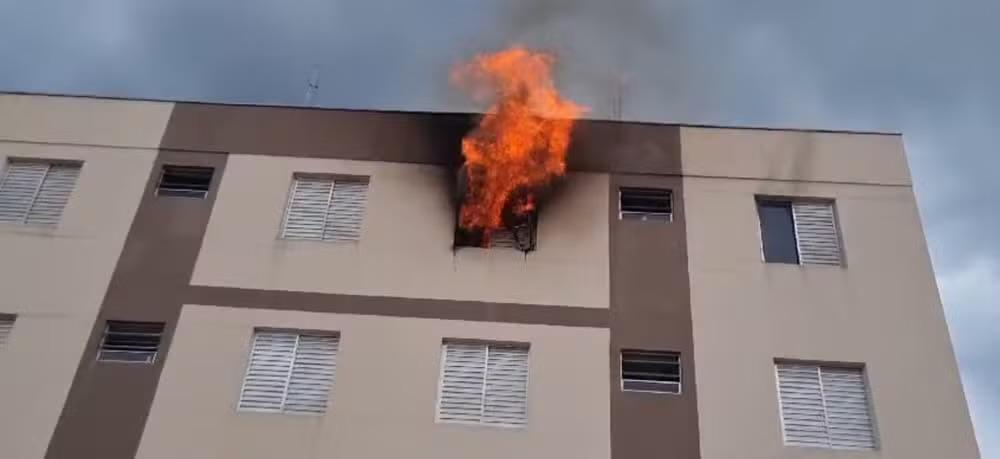 Bombeiros combatem incêndio em apartamento no Jardim Gonçalves, em Sorocaba