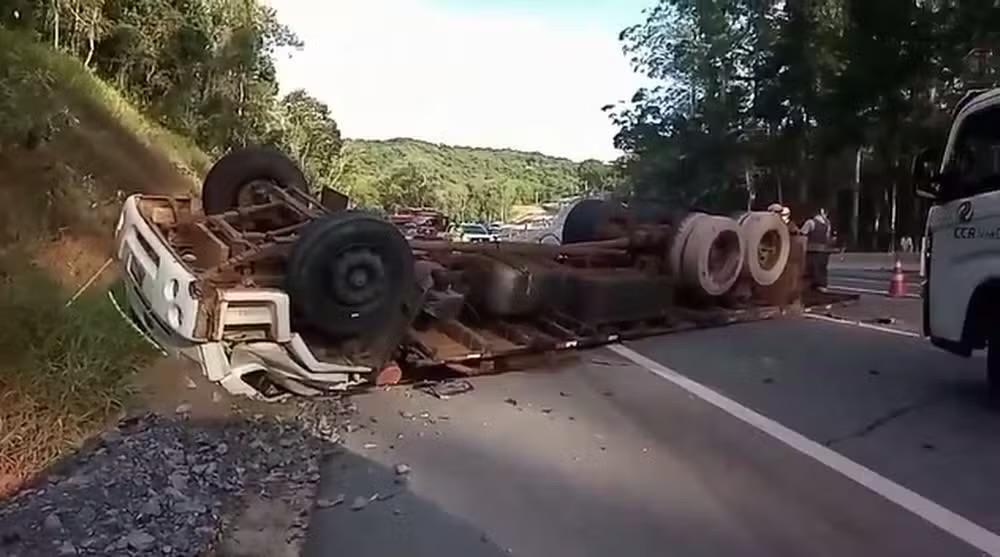 Caminhão com 18 toneladas de grama tomba na Raposo Tavares, em São Roque