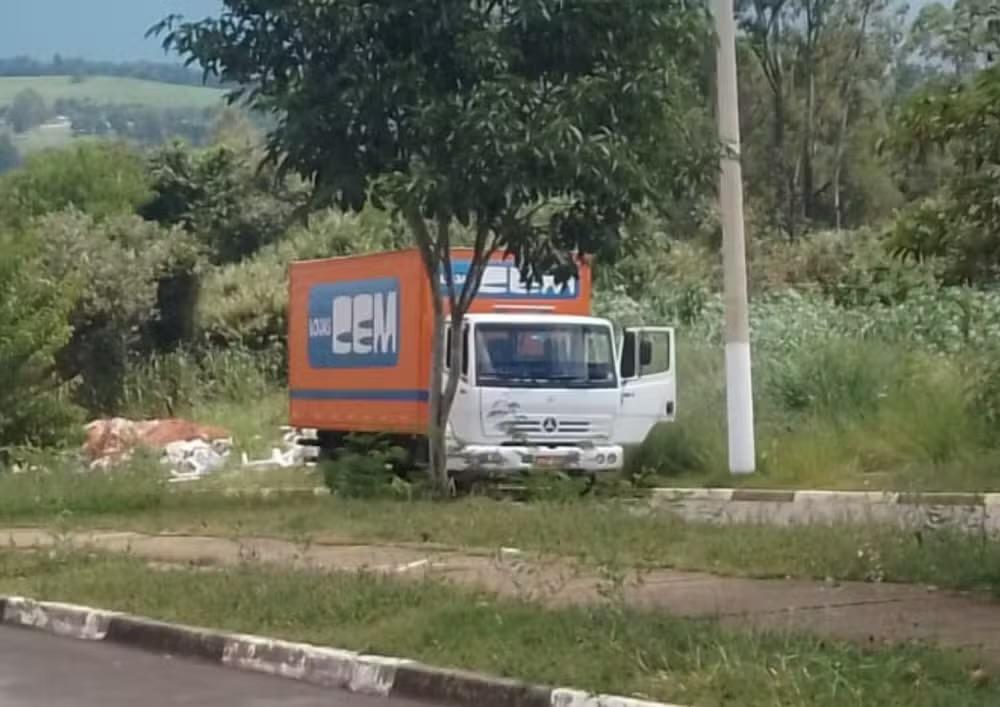 Caminhão é flagrado descartando sofá irregularmente em Tatuí; empresa é notificada