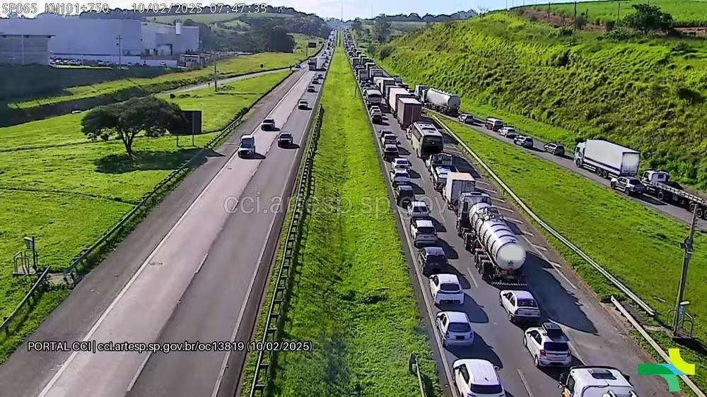 Caminhão tomba e causa seis quilômetros de congestionamento na Rodovia Dom Pedro I