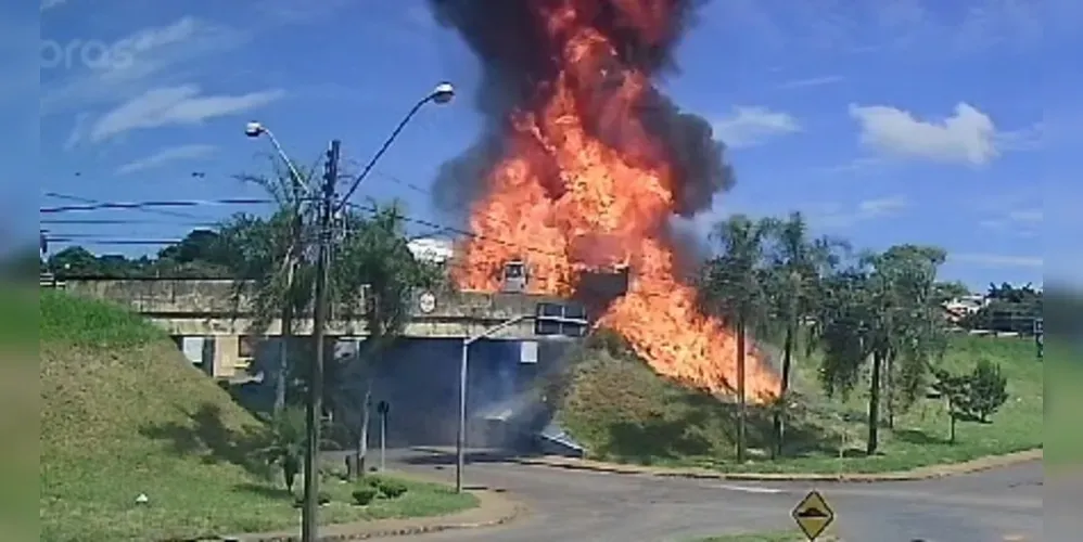 Explosão de caminhão-tanque bloqueia PR-092 em Arapoti por cinco horas