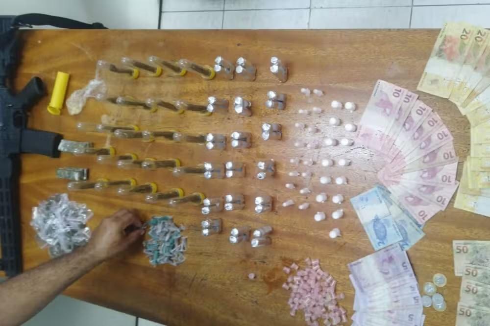 Homem é preso suspeito de traficar drogas dentro de bueiro em Várzea Paulista