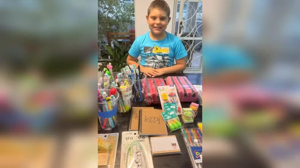 Menino de 8 anos cria papelaria online e ajuda nas despesas da casa
