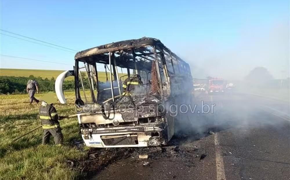 Ônibus pega fogo em rodovia de Itararé; 15 passageiros escapam ilesos
