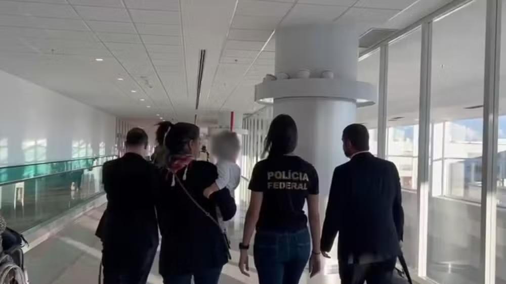 Bebê vítima de tráfico internacional retorna ao Brasil após um ano e quatro meses