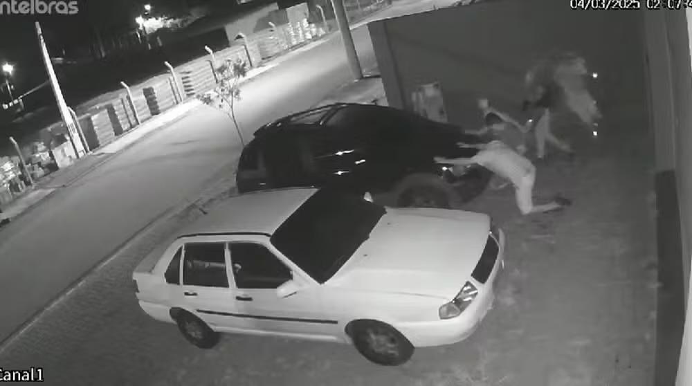 Câmera registra roubo de veículo em Itapetininga; um suspeito é preso